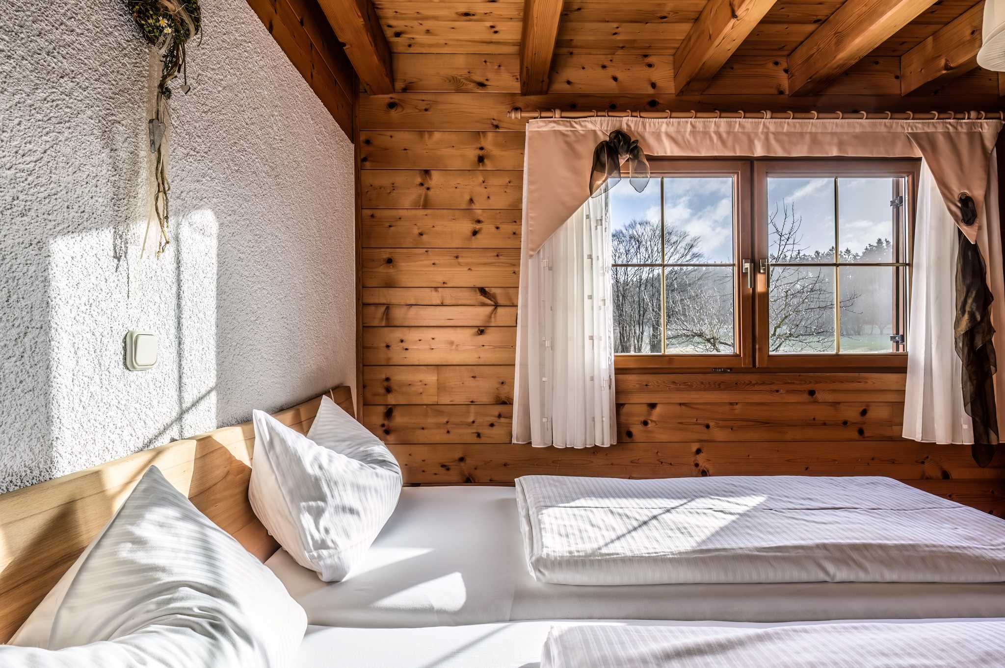 Schlafzimmer in Ferienwohnung Stefanie im Blockhäuser am Wald in der Fränkischen Schweiz