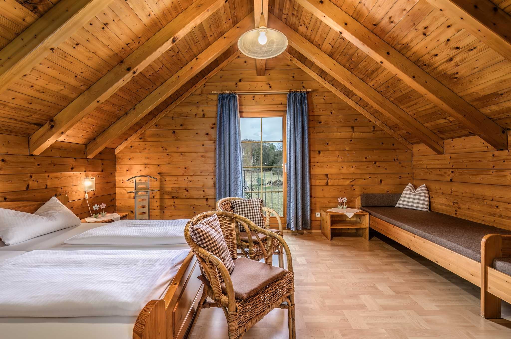 Schlafzimmer Ferienwohnung Willi im Blockhäuserl am Wald in der Fränkischen Schweiz