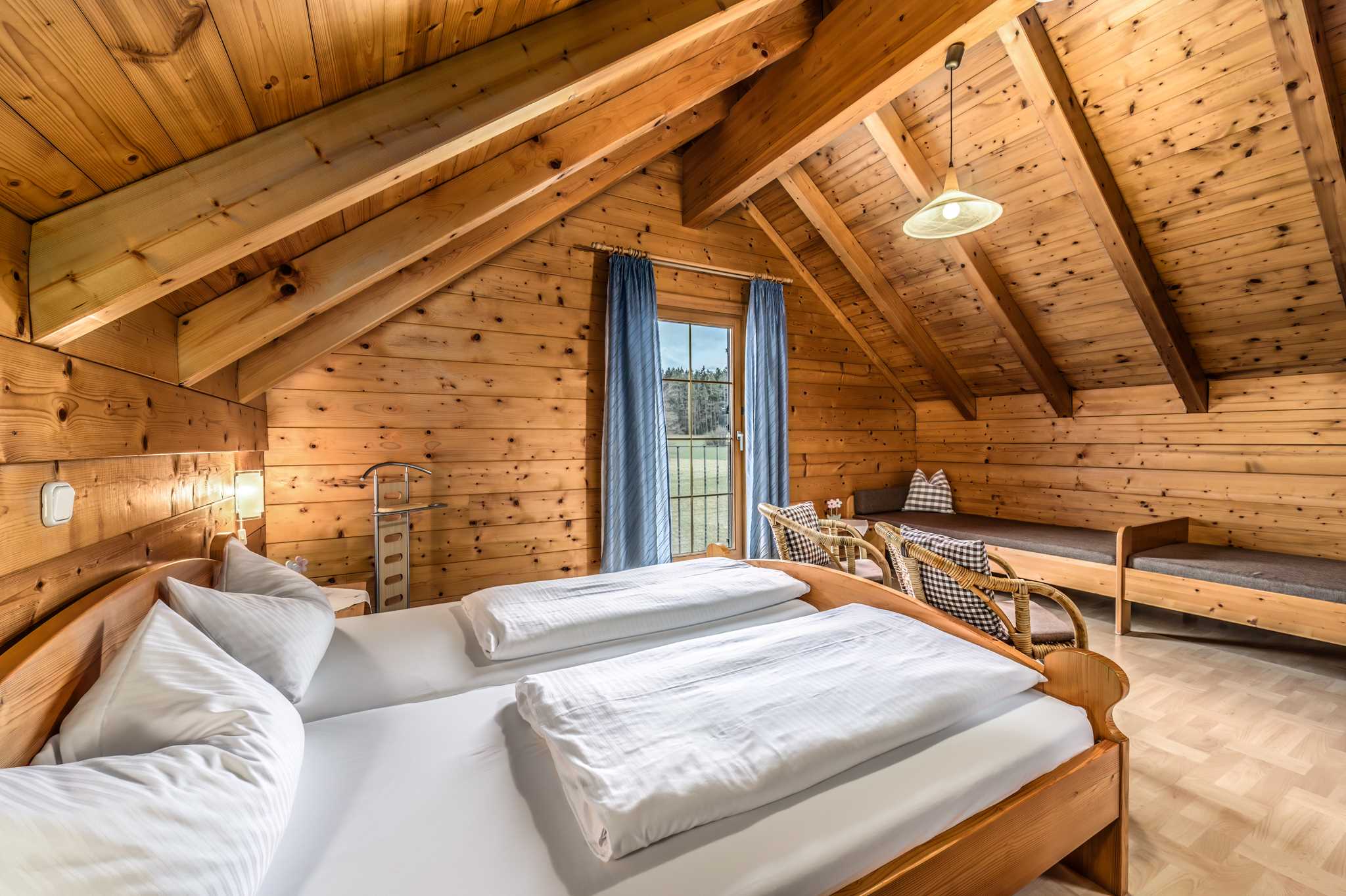 Schlafzimmer Ferienwohnung Willi im Blockhäuserl am Wald in der Fränkischen Schweiz