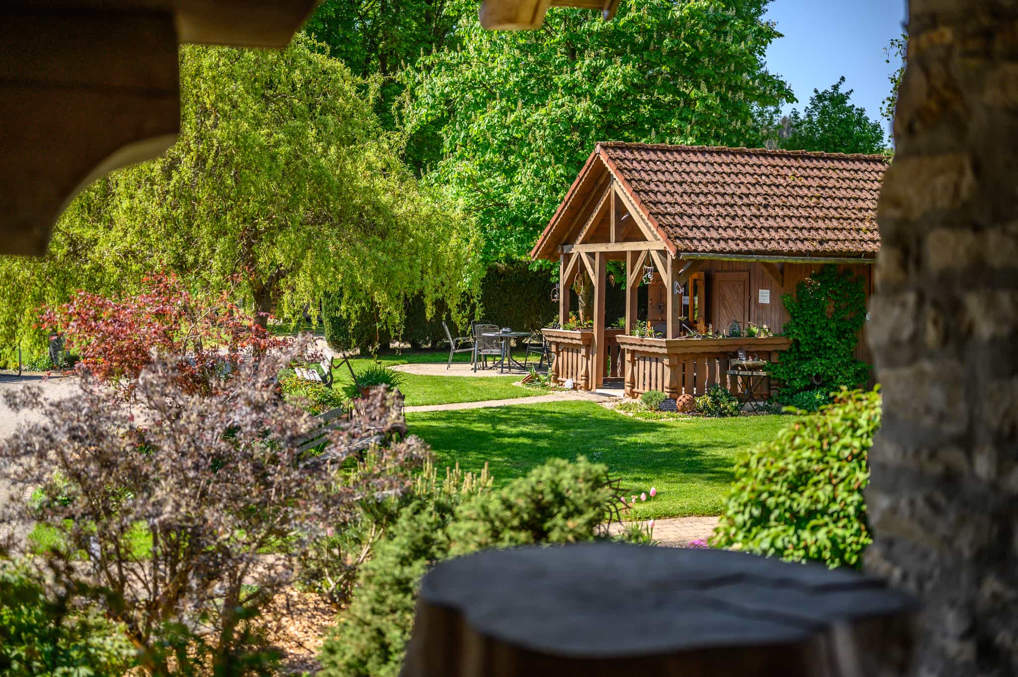 Gartenanlage Heumanns Blockhäuser am Wald in der Fränkischen Schweiz