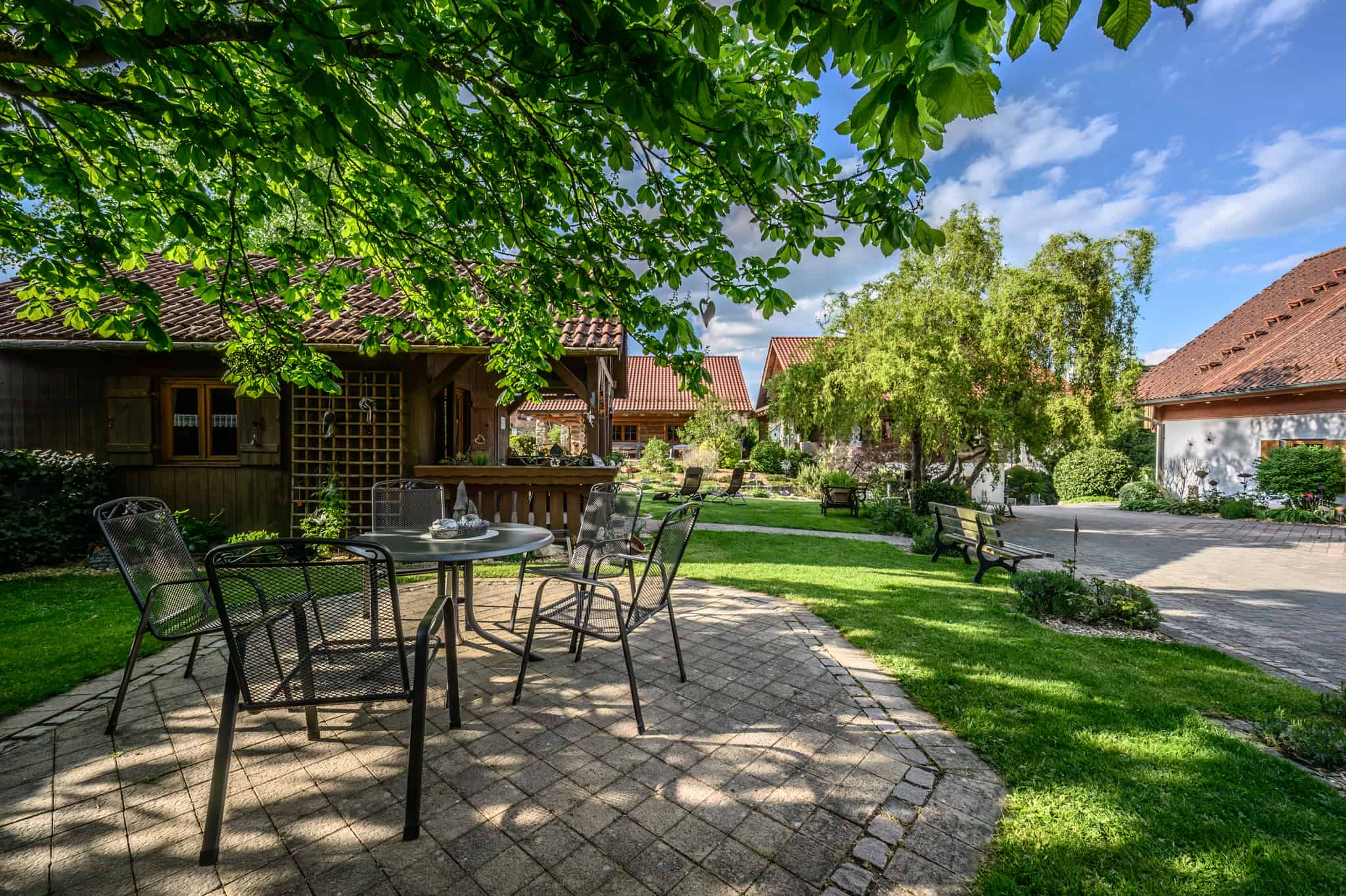 ferienhaeuser-pottenstein-gartenanlage-sitzgruppe Gartenanlage bei Heumanns Blockhäuser am Wald in der Fränkischen Schweiz