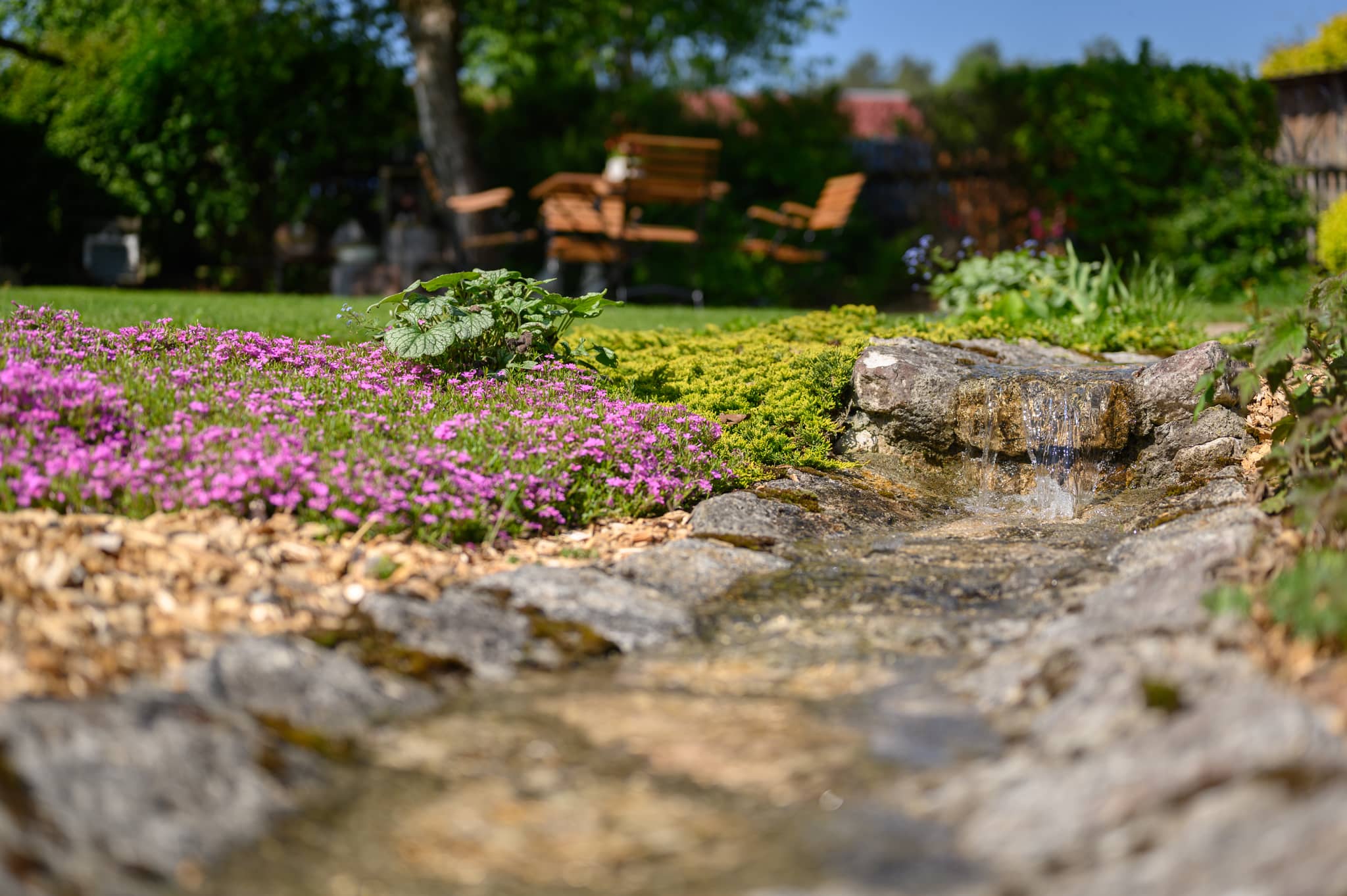 ferienhaeuser-pottenstein-gartenanlage-wasserlauf Gartenanlage bei Heumanns Blockhäuser am Wald in der Fränkischen Schweiz