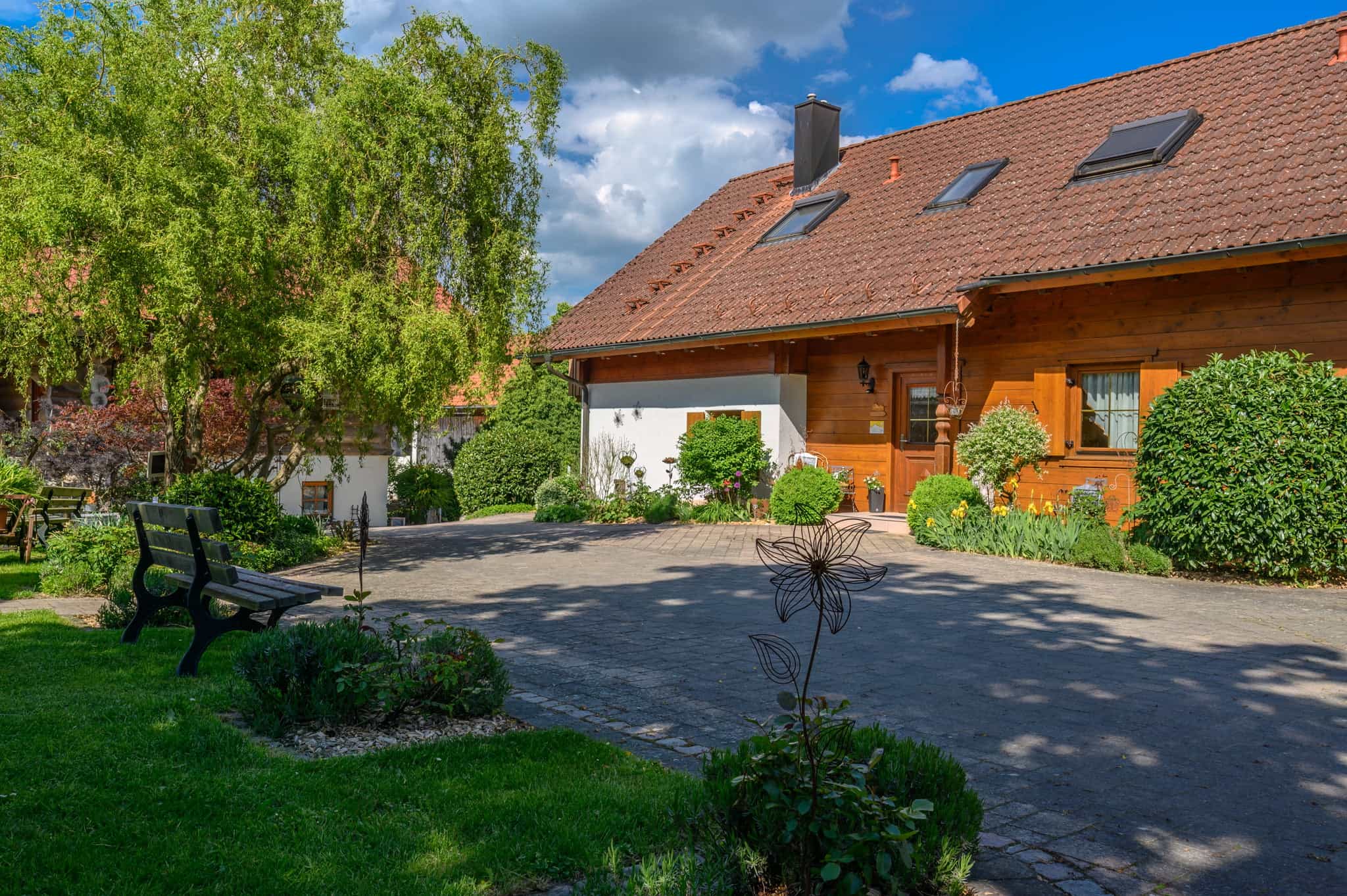 ferienwohnungen-blockhaeuserl-pottenstein-aussenansicht Gartenanlage bei Heumanns Blockhäuser am Wald in der Fränkischen Schweiz